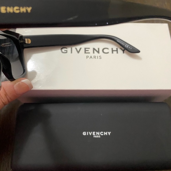 GIVENCHY Sun Glasses. - Picture 3 of 9